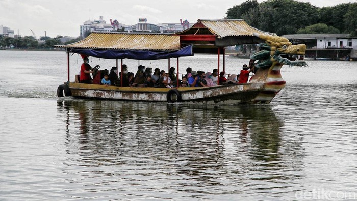 Sejumlah warga menikmati perahu naga dan bebek-bebekan di kawasan wisata alternatif Danau Sunter, Jakarta Utara, Senin (28/2).