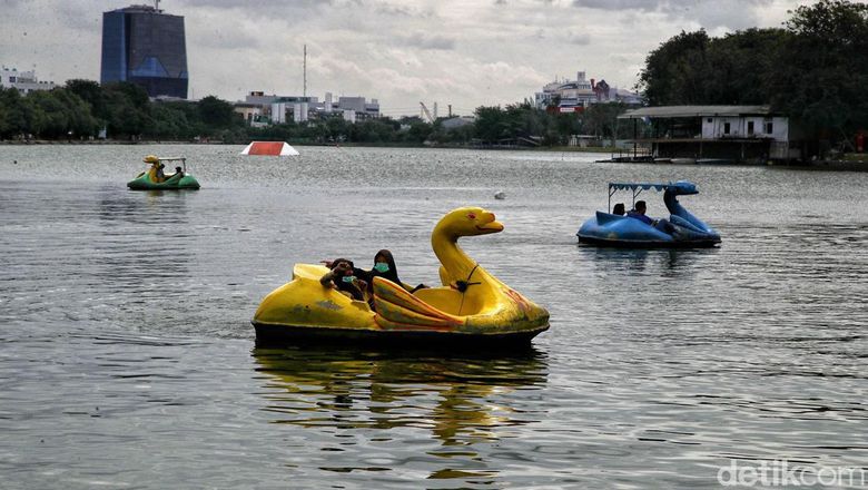 Sejumlah warga menikmati perahu naga dan bebek-bebekan di kawasan wisata alternatif Danau Sunter, Jakarta Utara, Senin (28/2).