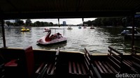 Tiket yang ditawarkan adalah Rp 20 ribu untuk bebekan dan Rp 10 ribu untuk perahu naga.
