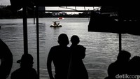 Perahu bebek ini sangat digemari oleh anak-anak.