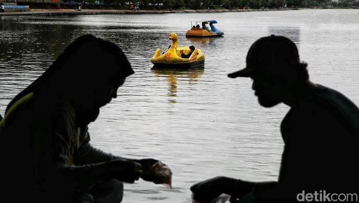 Wisata Murah Meriah Jadi Destinasi Favorit Saat Libur Panjang Sejumlah warga menikmati perahu naga dan bebek-bebekan di kawasan wisata alternatif Danau Sunter, Jakarta Utara, Senin (28/2).
