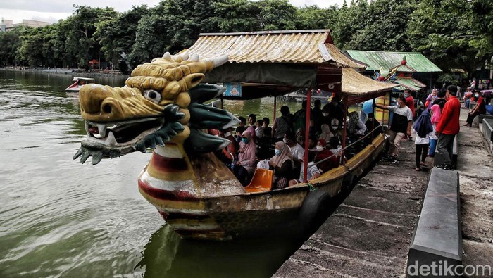 Sejumlah warga menikmati perahu naga dan bebek-bebekan di kawasan wisata alternatif Danau Sunter, Jakarta Utara, Senin (28/2).