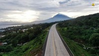 Jalan Tol Manado-Bitung dibangun dengan skema Kerjasama Pemerintah dan Badan Usaha (KPBU) dengan nilai investasi total Rp 4,95 triliun, di mana konstruksi pada ruas Manado – Airmadidi sepanjang 14 km didanai oleh APBN, sedangkan ruas Airmadidi-Bitung sepanjang 25,8 km dilaksanakan oleh BUJT PT Jasa Marga Manado-Bitung.
