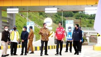 Presiden Joko Widodo saat meresmikan Tol Manado-Bitung.