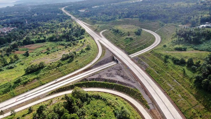 Wow! Penampakan Tol Manado-Bitung Rp 4,95 Triliun dari Udara Presiden Joko Widodo mengatakan, dengan diresmikannya ruas tol tersebut, maka seluruh Jalan Tol Manado-Bitung sepanjang 39,8 km tuntas dan siap dimanfaatkan untuk mendukung seluruh aktivitas masyarakat di Provinsi Sulawesi Utara (Sulut), menyusul ruas Manado-Danowudu sepanjang 26,4 km yang telah operasional sejak September 2020 lalu.