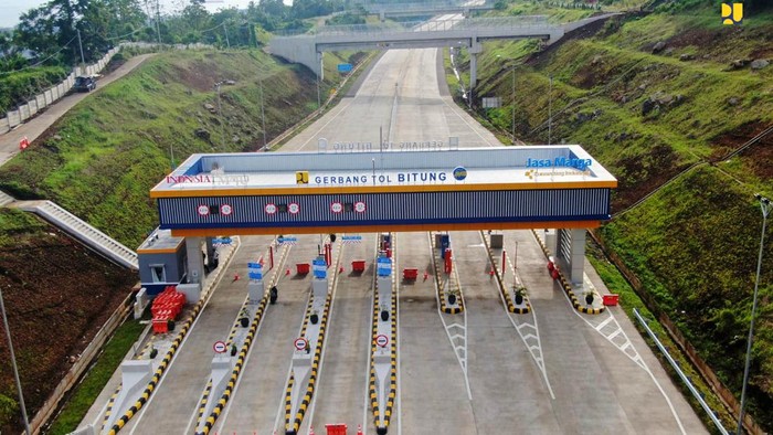 Wow! Penampakan Tol Manado-Bitung Rp 4,95 Triliun dari Udara Presiden Joko Widodo mengatakan, dengan diresmikannya ruas tol tersebut, maka seluruh Jalan Tol Manado-Bitung sepanjang 39,8 km tuntas dan siap dimanfaatkan untuk mendukung seluruh aktivitas masyarakat di Provinsi Sulawesi Utara (Sulut), menyusul ruas Manado-Danowudu sepanjang 26,4 km yang telah operasional sejak September 2020 lalu.