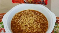Tak kalah menarik Indomie kuah varian Coto Makassar. Bumbu bubuknya membuat kuah Indomienya kental mirip resep aslinya. Foto: Twitter @txtracunbelanja