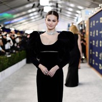 Saat melenggang di karpet merah SAG Awards 2022, Selena Gomez tampil paripurna dalam balutan gaun velvet warna hitam dari Oscar de la Renta. Mantan kekasih Justin Bieber itu melengkapi penampilannya dengan sepatu high heels berwarna hitam dari Christian Louboutin. Foto: Chris Pizzello/Invision/AP/Chris Pizzello