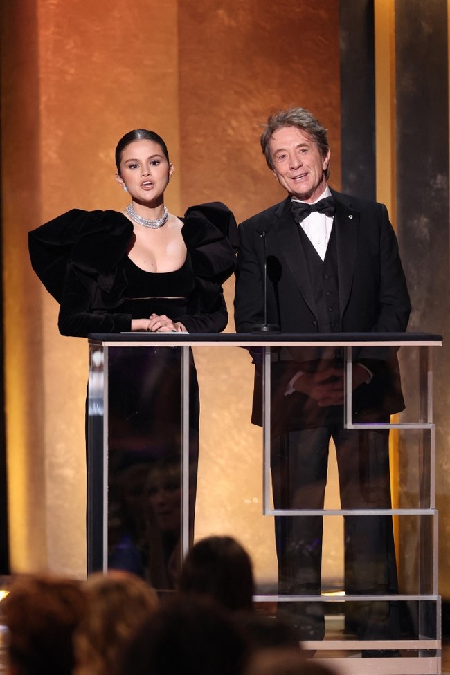 Siapa sangka pilihan tak memakai alas kaki alias nyeker itu dilakukan Selena Gomez hingga naik ke atas panggung untuk membacakan pemenang nominasi aktris pendukung terbaik SAG Awards 2022. Foto: Chris Pizzello/Invision/AP/Chris Pizzello