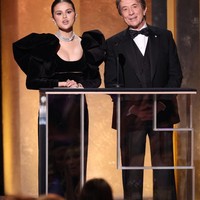 Siapa sangka pilihan tak memakai alas kaki alias nyeker itu dilakukan Selena Gomez hingga naik ke atas panggung untuk membacakan pemenang nominasi aktris pendukung terbaik SAG Awards 2022. Foto: Chris Pizzello/Invision/AP/Chris Pizzello