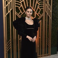 Terlihat cetar dengan kalung Rp 14 miliar, insiden dialaminya di karpet merah. Video yang beredar di media sosial memperlihatkan Selena Gomez nyaris terjatuh saat berjalan di karpet merah. Dia kemudian memutuskan membuka sepatunya dan berjalan tanpa alas kaki. Foto: Chris Pizzello/Invision/AP/Chris Pizzello