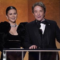 Selain tak memakai alas kaki, yang juga menarik perhatian dari momen Selena Gomez di SAG Awards adalah saat dia bercanda tentang botox saat mengobrol dengan Martin Short sebelum membacakan pemenang aktris pendukung terbaik. “Aku sulit mengekspresikan kegembiraanku karena botox ku masih baru,” kata Martin. “Punyaku juga,” balas Selena. Foto: Chris Pizzello/Invision/AP/Chris Pizzello