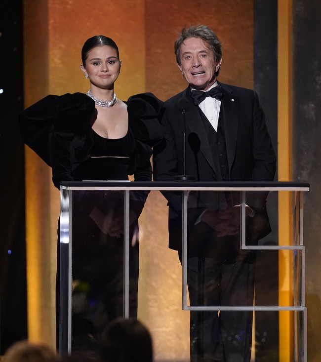 Selena Gomez menghadiri SAG Awards 2022 bukan hanya sebagai tamu. Dia juga membacakan nominasi bersama Martin Short untuk kategori aktris pendukung terbaik di serial drama komedi. Foto: Chris Pizzello/Invision/AP/Chris Pizzello