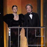 Selena Gomez menghadiri SAG Awards 2022 bukan hanya sebagai tamu. Dia juga membacakan nominasi bersama Martin Short untuk kategori aktris pendukung terbaik di serial drama komedi. Foto: Chris Pizzello/Invision/AP/Chris Pizzello