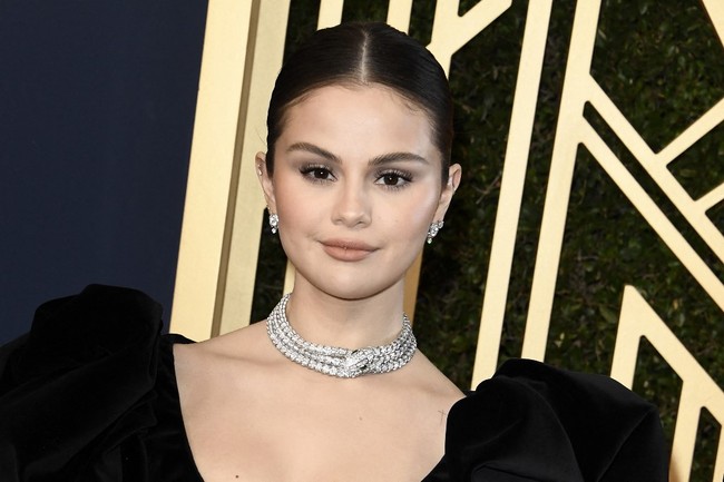 Penampilannya terlihat simpel dengan gaun hitam dan sepatu hitam, Selena Gomez mencuri atensi dengan kalung yang menghiasi lehernya. Seperti dikutip dari Vanity Fair, Selena memakai kalung Bulgari 200 karat yang harganya mencapai US$ 1 juta atau sekitar Rp 14,3 miliar. Foto: Chris Pizzello/Invision/AP/Chris Pizzello