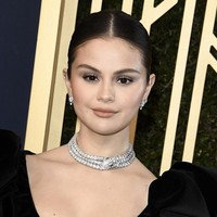 Penampilannya terlihat simpel dengan gaun hitam dan sepatu hitam, Selena Gomez mencuri atensi dengan kalung yang menghiasi lehernya. Seperti dikutip dari Vanity Fair, Selena memakai kalung Bulgari 200 karat yang harganya mencapai US$ 1 juta atau sekitar Rp 14,3 miliar. Foto: Chris Pizzello/Invision/AP/Chris Pizzello