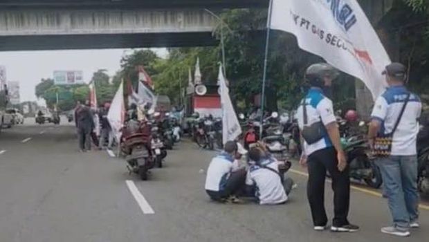 4.050 Personel gabungan kepolisian diterjunkan mengamankan aksi demo ribuan buruh dari beberapa kota di Jatim akan menggelar aksi di kantor Gubernur Jatim Jalan Pahlawan