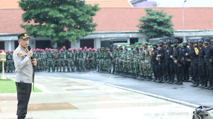 4.050 Personel gabungan kepolisian diterjunkan mengamankan aksi demo ribuan buruh dari beberapa kota di Jatim akan menggelar aksi di kantor Gubernur Jatim Jalan Pahlawan