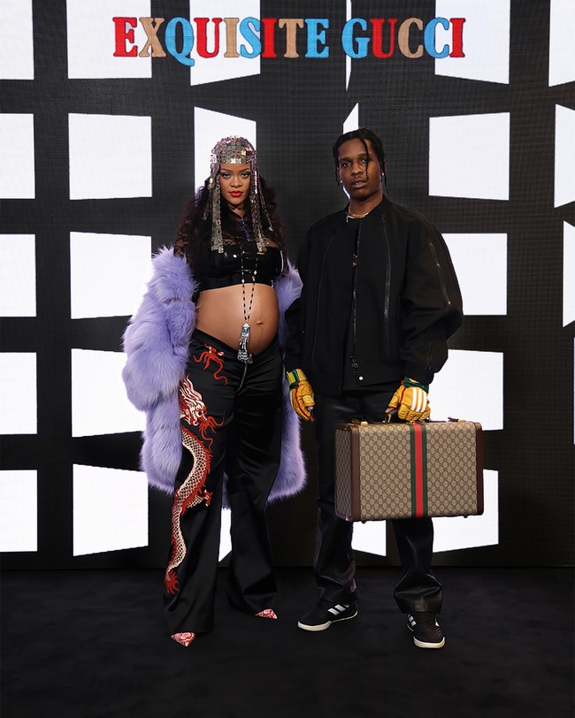A$AP Rocky pun tak kalah stylish. Ia muncul sambil menenteng koper Gucci sebagai fashion statement, berikut sarung tangan tinju bewarna kuning dengan logo Adidas sebagai bocoran kolaborasi terbaru Gucci dan raksasa olahraga dari Jerman itu. (Foto: Getty Images for Gucci)