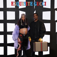 A$AP Rocky pun tak kalah stylish. Ia muncul sambil menenteng koper Gucci sebagai fashion statement, berikut sarung tangan tinju bewarna kuning dengan logo Adidas sebagai bocoran kolaborasi terbaru Gucci dan raksasa olahraga dari Jerman itu. (Foto: Getty Images for Gucci)