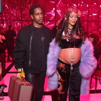 Pakai setelan crop top dan celana hitam, Rihanna kembali tampil seksi di fashion show Gucci, Milan Fashion Week, Italia. Gayanya semakin nyentrik dengan hiasan kepala sequin dan coat bulu warna lavender. Foto: Getty Images for Gucci