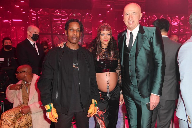 Peragaan busana Gucci yang digelar dalam rangkaian Milan Fashion Week baru-baru ini bertaburan bintang. Di tengah daftar tamu VIP, muncul nama Rihanna dan kekasihnya, rapper A$AP Rocky. (Foto: Getty Images for Gucci)