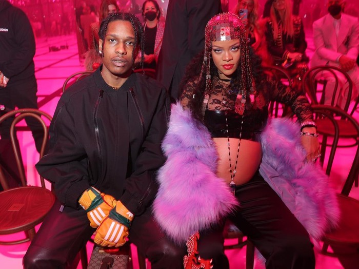 A$AP Rocky dan Rihanna di Fashion Show Gucci Fall 2022 MILAN, ITALY - FEBRUARY 25: Asap Rocky and Rihanna are seen at the Gucci show during Milan Fashion Week Fall/Winter 2022/23 on February 25, 2022 in Milan, Italy. (Photo by Jacopo M. Raule/Getty Images for Gucci)
