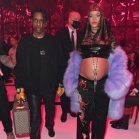 Bukan Rihanna namanya jika gayanya jauh dari kesan seksi. Bahkan saat tengah berbadan dua pun, pelantun Diamonds ini masih tetap memakai busana yang cenderung sensual. (Foto: Getty Images for Gucci)