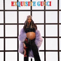 Tak hanya itu, outerwear berupa mantel bulu berwarna violet turut melengkapi gaya penyanyi 34 tahun itu. Tidak ketinggalan, headpiece berbahan silver dan kalung panjang yang mempertegas nuansa gipsi. (Foto: Getty Images for Gucci)