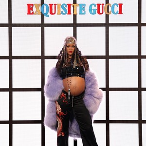 7 Gaya Seksi Rihanna Pamer Baby Bump di Fashion Show Gucci
