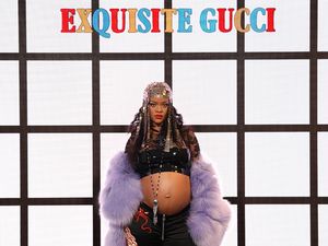 7 Gaya Seksi Rihanna Pamer Baby Bump di Fashion Show Gucci