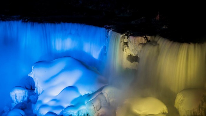 Air Terjun Niagara Dihiasi Warna Bendera Ukraina The American Falls and Bridal Veil Falls are lit in the colours of the Ukrainian flag, following the Russian invasion in Ukraine, as seen from Niagara Falls, Ontario, Canada February 27, 2022. REUTERS/Nick Iwanyshyn TPX IMAGES OF THE DAY
