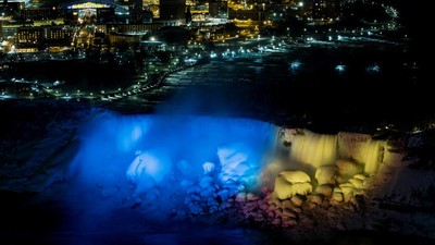 Saat Air Terjun Niagara Dihiasi Warna Bendera Ukraina