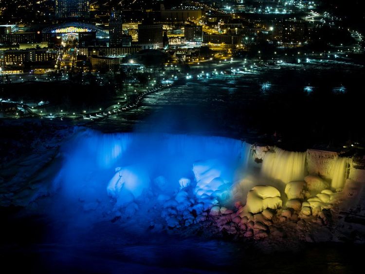 Saat Air Terjun Niagara Dihiasi Warna Bendera Ukraina