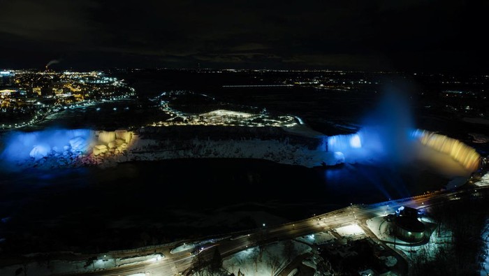 The American Falls and Bridal Veil Falls are lit in the colours of the Ukrainian flag, following the Russian invasion in Ukraine, as seen from Niagara Falls, Ontario, Canada February 27, 2022.  REUTERS/Nick Iwanyshyn     TPX IMAGES OF THE DAY