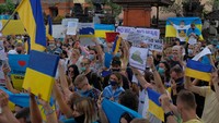 Aksi tersebut merupakan bentuk solidaritas untuk menyerukan dihentikannya operasi militer terhadap Ukraina dan diwujudkannya perdamaian.