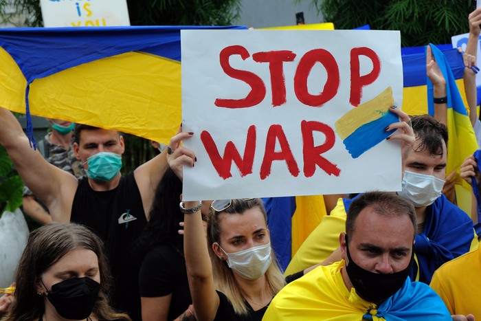 Ratusan Warga Negara Asing (WNA) asal Ukraina bersama simpatisan meneriakkan yel-yel dan memajang tulisan saat aksi damai di Kantor Konsulat Ukraina, Denpasar, Bali, Selasa (1/3/2022). Aksi tersebut merupakan bentuk solidaritas untuk menyerukan dihentikannya operasi militer terhadap Ukraina dan diwujudkannya perdamaian. ANTARA FOTO/Nyoman Hendra Wibowo/rwa.