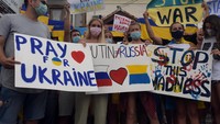 Mereka juga meneriakkan yel-yel menolak invasi Rusia ke Ukraina.