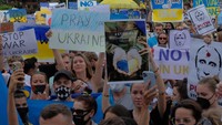 Ratusan Warga Negara Asing (WNA) asal Ukraina bersama simpatisan gelar aksi damai di Kantor Konsulat Ukraina, Denpasar, Bali, Selasa (1/3/2022).