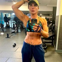 Wanita asal London ini punya tubuh super bugar dengan otot di lengan dan perut six pack. Siapa sangka jika usianya sudah 53 tahun.Foto: dok. Instagram