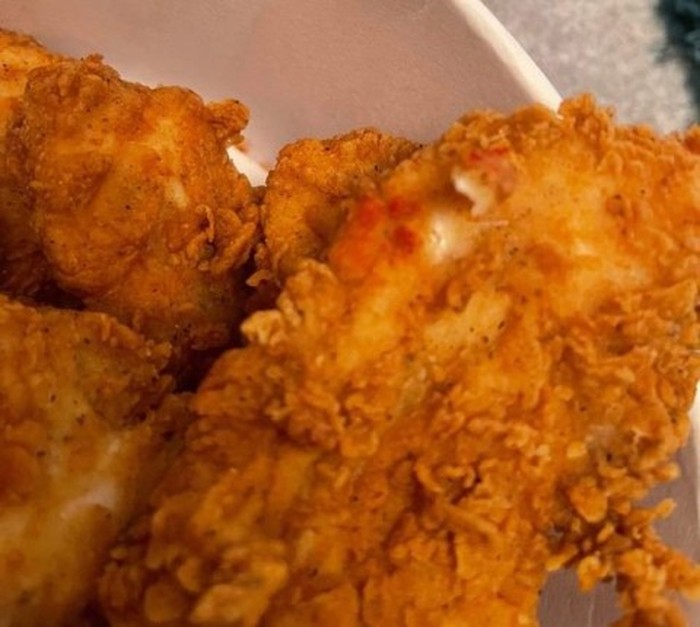 Duh! Pasangan Ini Temukan Bekas Lipstik Menempel di Ayam Goreng