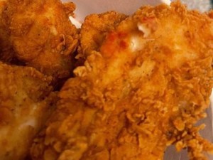 Duh! Pasangan Ini Temukan Bekas Lipstik Menempel di Ayam Goreng