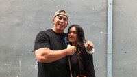 Bang Tigor berharap dikaruniai momongan meski sudah memasuki usia senja saat menikahi Aisyah Saidah. Bang Tigor menikahi Aisyah yang 24 tahun lebih muda darinya. Usia Bang Tigor yang menginjak angka 54 tahun tetap semangat menjalani program agar sang istri yang saat ini berusia 30 tahun hamil. Foto: (dok. Hanif Hawari/detikcom)