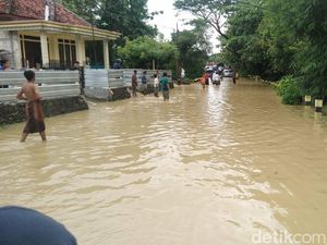 Hujan Bikin Kali Kamoning Meluap, Sampang Dikepung Banjir