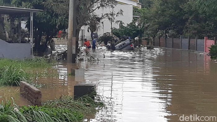 Banjir Serang hari ini melanda di 22 titik. Akibat hujan deras, Sungai Cibanten meluap hingga mengakibatkan banjir.