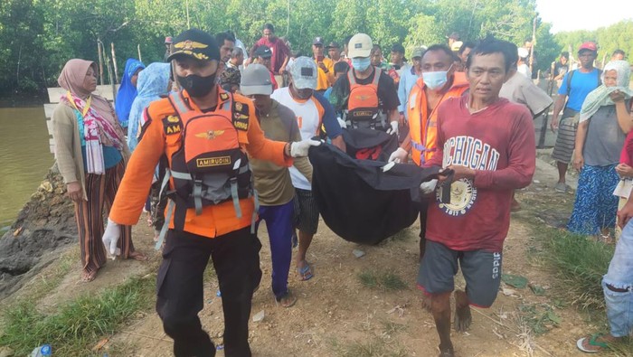 Basarnas mengevakuasi Fasisal korban terkaman buaya di Muna, Sultra.