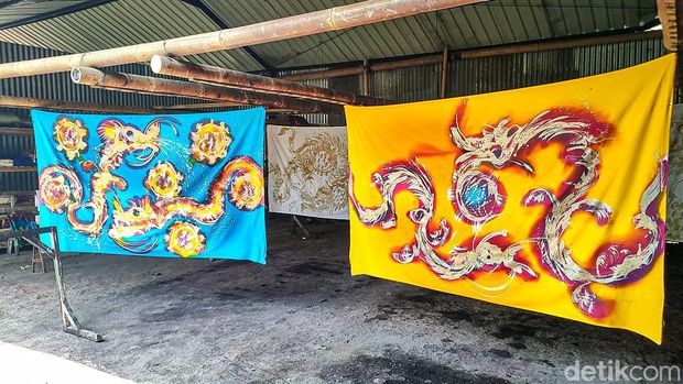 Perajin batik asal Kulon Progo membuat motif Naga Vs Omicron.