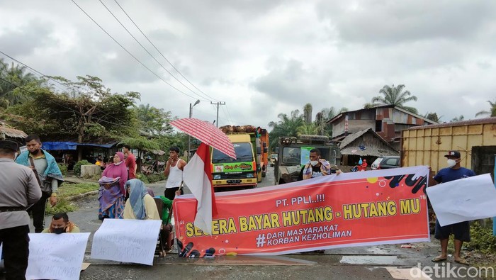 Belasan petani memblokir akses masuk truk sawit pabrik di Asahan