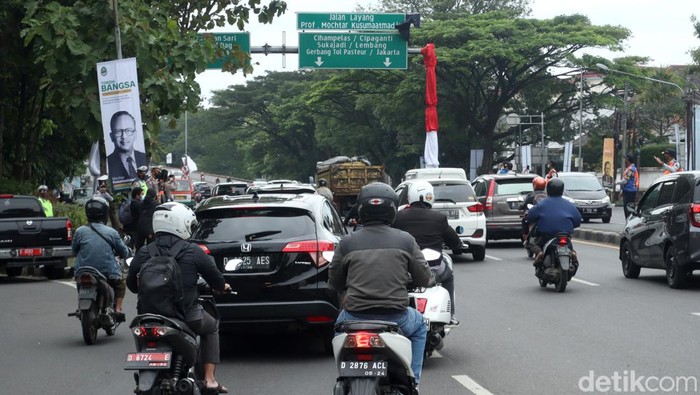 Berganti Nama Hari Ini, Begini Arus Lalin di Flyover Pasupati Nama flyover Pasupati resmi diganti hari ini, Selasa (1/3/2022). Flyover itu berganti nama menjadi Prof Dr Mochtar Kusumaatmadja.