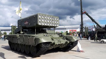 Parade militer Rusia memamerkan tank jenis T-72 dengan peluncur bom Thermobaric di atasnya. Foto: Wikipedia